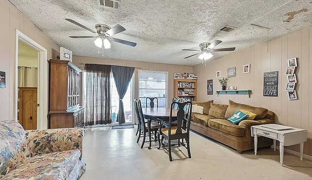 Charming 4-bedroom family home with AC and WiFi in Bryan with plenty of room!