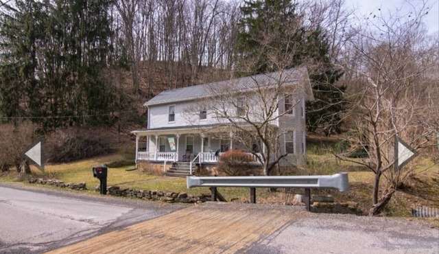 Charming 4-bedroom farmhouse in Alderson, Simple yet Superb!