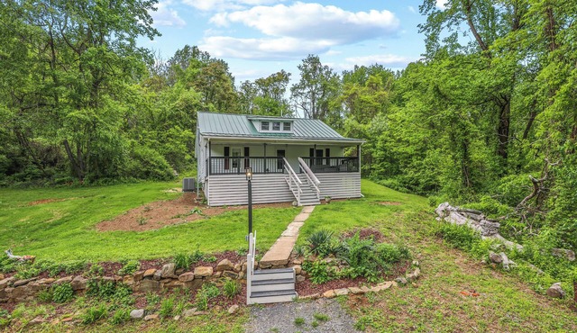 Charming 4-bedroom farmhouse in brilliant Roseland/The Hen House
