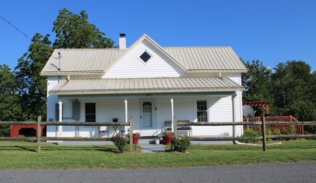 Charming 4-Bedroom Farmhouse Getaway with WiFi & A/C in Peaceful Woodlawn