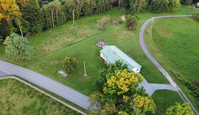 Charming 4-bedroom farmhouse with a view in the New River Gorge National Park.