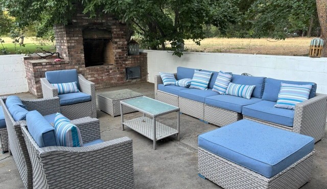 Charming 4-bedroom farmhouse in welcoming Guinda with WiFi, AC