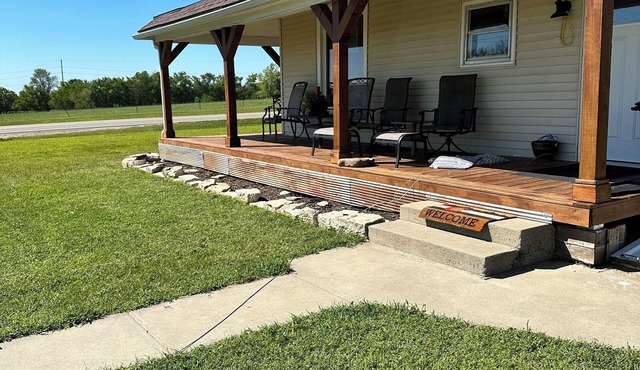 Charming 4-bedroom farmhouse with AC, WiFi near lovely Holton. Beautiful view