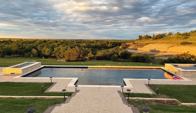 Charming 4-bedroom farmhouse in lovely Aledo with Pool, Hot Tub & Fire Pit