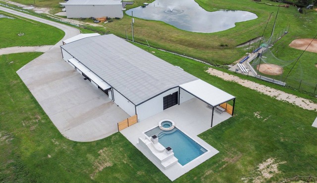 Charming 4-bedroom farmhouse in Alvin with Pool & Pond!