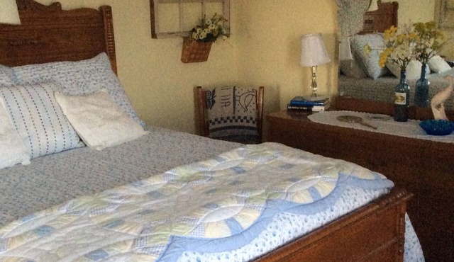Charming 4-bedroom farmhouse with AC and WiFi in music-filled Galax, VA