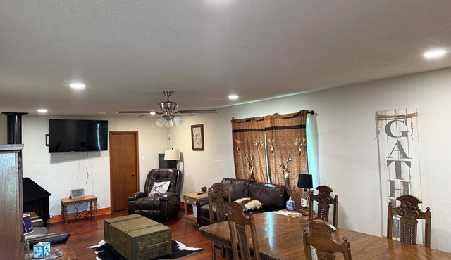 Charming 4-bedroom farmhouse built in 1936. Has WiFi and AC in Enid!