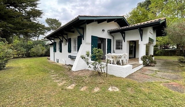 Charming 4-Bedroom Beach House with Garden, 150m from the Shore