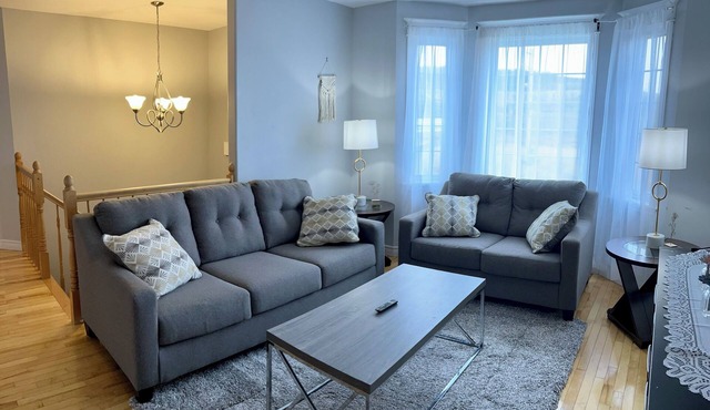 Charming 4-bedroom house with jacuzzi tub. Family and Pet friendly