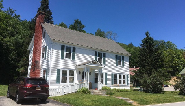 Charming 4-bedroom house with WiFi and AC in delightful Brant Lake