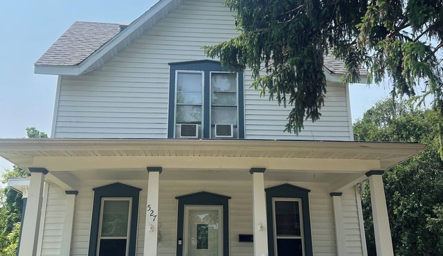 Charming 4-bedroom house with WiFi in Eau Claire near Water Street and Campus.