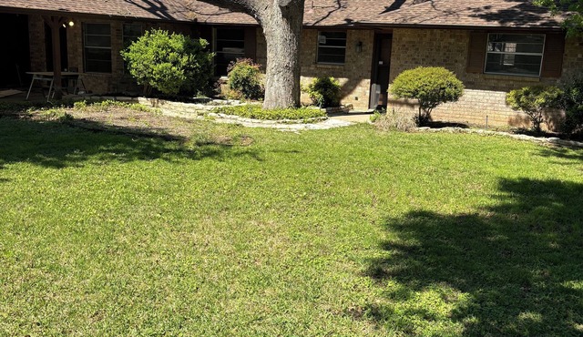 Charming 4-bedroom house with WiFi and “stock tank” pool in beautiful Georgetown