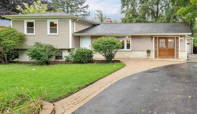 Charming 4-bedroom house with fence yard, WiFi, and in a great location.