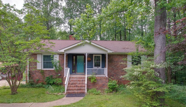Charming 4-bedroom house on the Flint River, WiFi in beautiful Huntsville, AL.