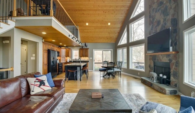 Charming 4-bedroom home with WiFi, game room and more near Wintergreen Resort!
