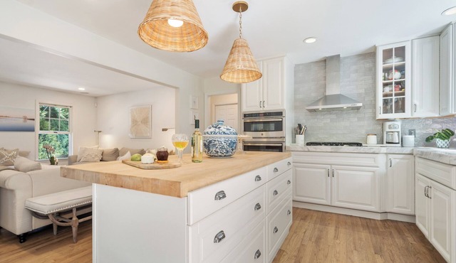 Charming 4-bedroom house with brand new gunite pool, gas grille, outdoor dining!