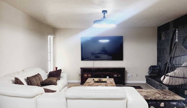 Charming 4-bedroom house Fast Wi-Fi + All room Smart TV's +Deck/Patio The Colony