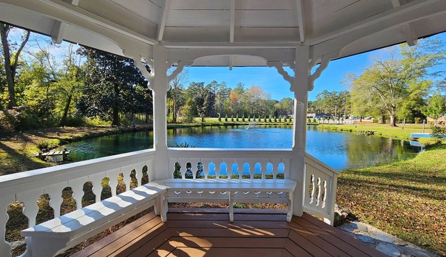 Charming 4-bedroom historic estate with beautiful pond views in Sanford