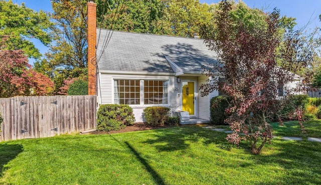 Charming 4-bedroom house with huge, fenced yard and fitness room in Annandale