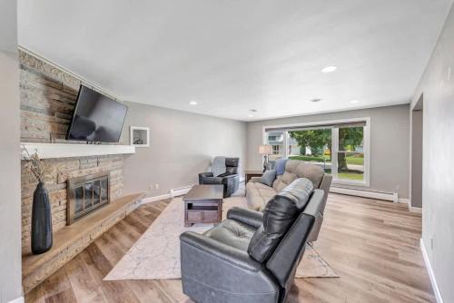 Charming 4-Bedroom Home Short Walk to Lambeau