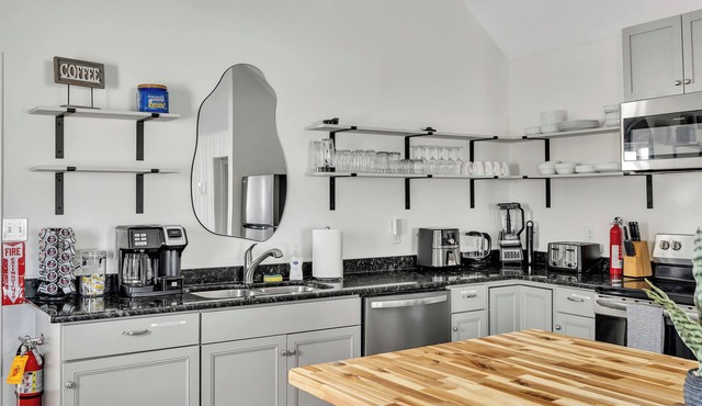 Charming 4-bedroom house with WiFi, AC and HotTub-Lake Front-nr Sylvan Beach