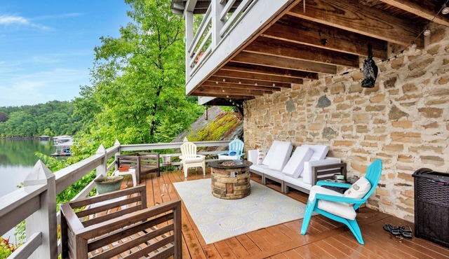 Charming 4-bedroom house with WiFi and AC only a few steps to water and 2 decks