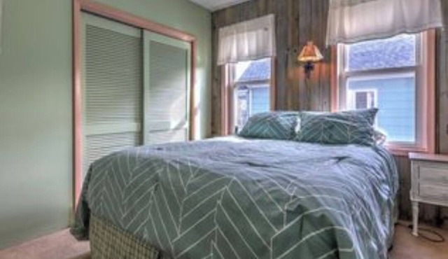 Charming 4-bedroom house with AC and WiFi in serene Fairfield