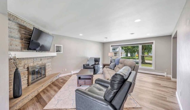 Charming 4-Bedroom Home, Short Walk to Lambeau