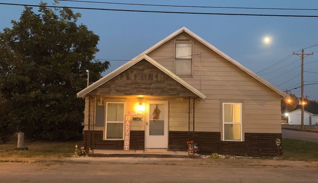 Charming 4-bedroom house with WiFi and AC in delightful Jonesboro