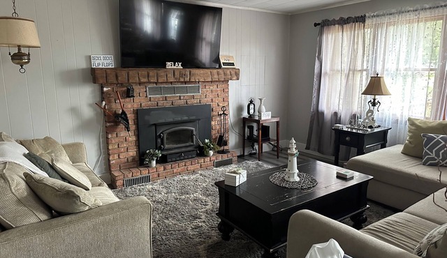 Charming 4-bedroom house with WiFi and AC in peaceful Lake City. Sleeps 12.