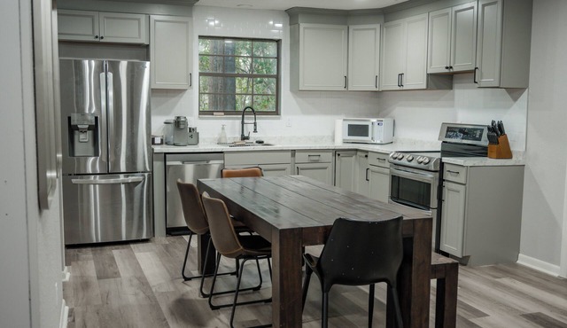 Charming 4- bedroom house with AC and WiFi in peaceful Lake City