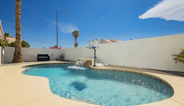 Charming 4-bedroom house with WiFi and AC in vibrant Las Vegas,With Private pool