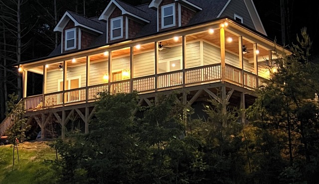 Charming 4 Bedroom House w/Hot Tub, nGreat Views, 9 Miles to Downtown Asheville