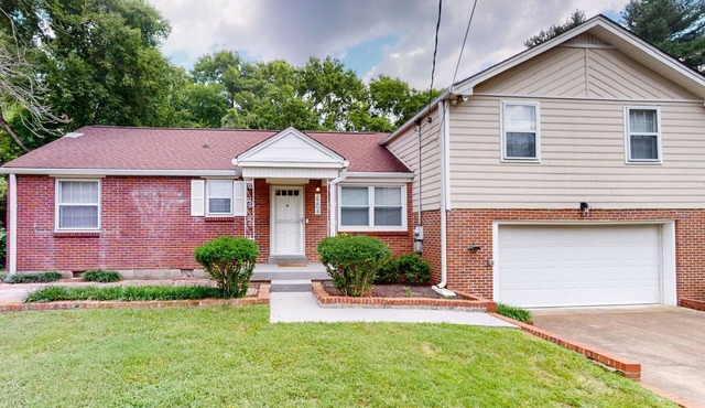 Charming 4-bedroom home with garage and Wi-Fi in Nashville