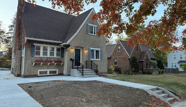 Charming 4-bedroom house with 3 king/1 full beds, 2 full baths, AC, Wifi, Patio