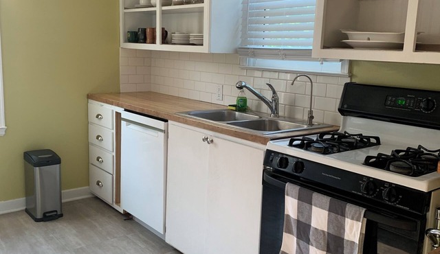 Charming 4-bedroom house; Downtown,Creek walking/bikepaths are 2 blocks away.