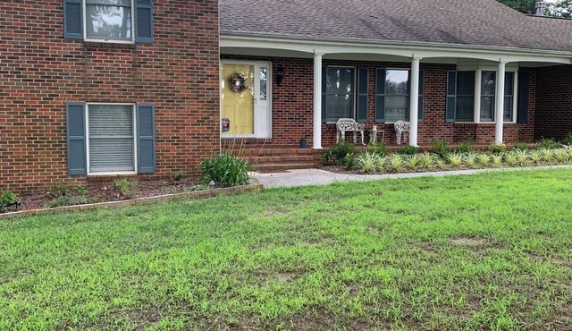 Charming 4-bedroom home with WiFi, AC , deck and firepit in delightful Montross