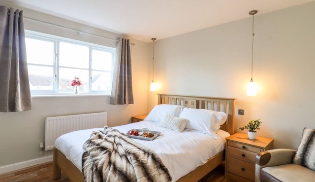 Charming 4 bedroom home with hottub, parking, WIFI