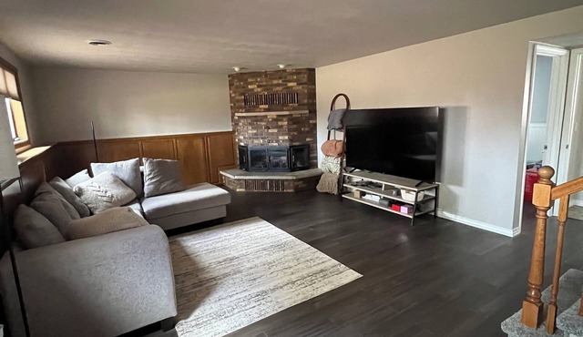 Charming 4-bedroom house in Appleton with Hot Tub and fenced yard