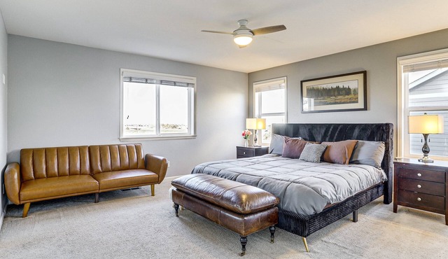 Charming 4-bedroom house mountain views, grill & trail. Close to airport