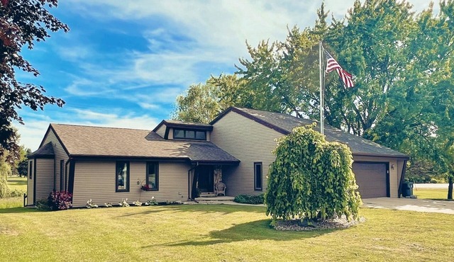 Charming 4-bedroom house located on Deer Run Golf Course. Perfect location!