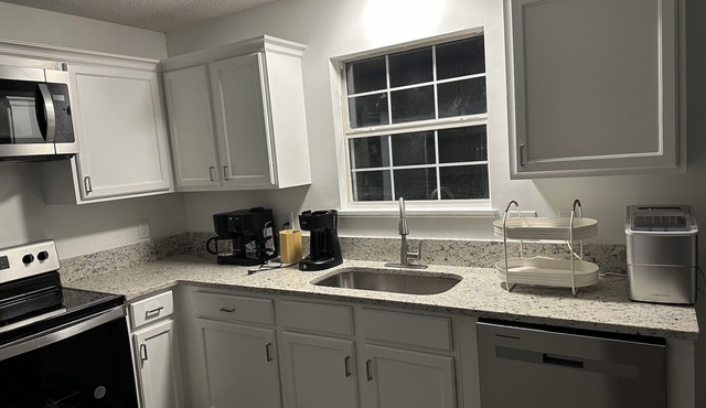 Charming 4-bedroom house with WiFi and AC in brilliant Columbia