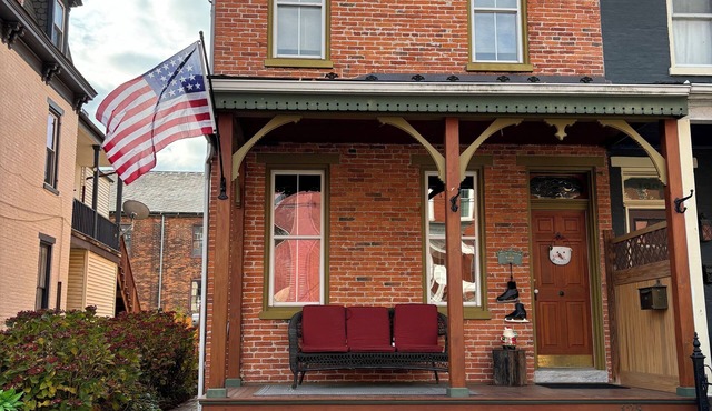 Charming 4-bedroom house with WiFi and AC in Historic Columbia