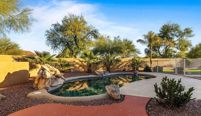 Charming 4-bedroom house with Pool BBQ & Firepit close to freeway