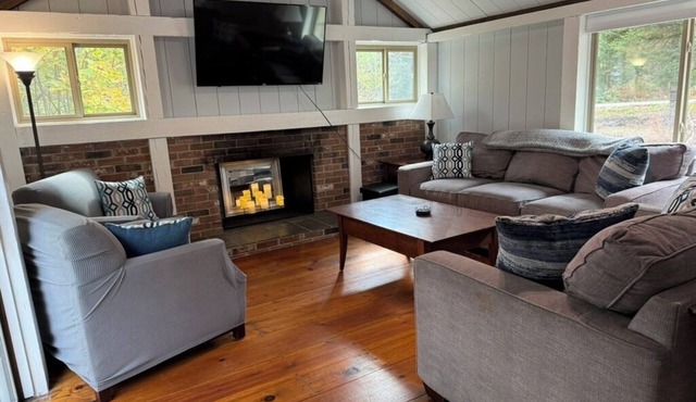 Charming 4-bedroom house in the charming Eastman Community Grantham, NH.