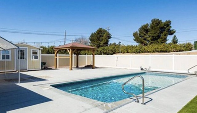 Charming 4-bedroom house with AC and WiFi in Hesperia w/Beautiful pool