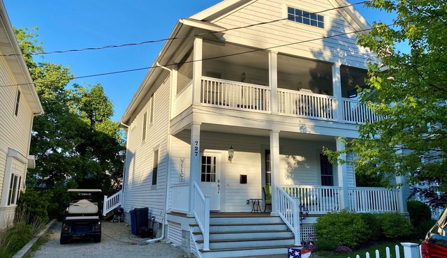 Charming 4-bedroom house near the Lakeside pool & pickleball courts