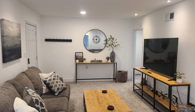 Charming 4-bedroom house in Lawrence with AC and WiFi