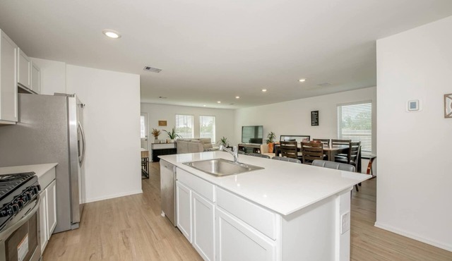 Charming 4-bedroom house with WiFi and AC in welcoming Navasota