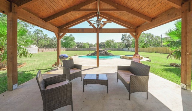 Charming 4-bedroom house with Heated Pool, AC and WiFi in fabulous Pearland